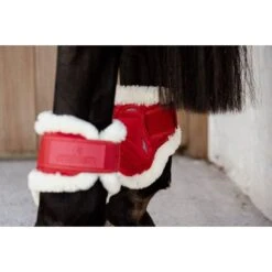 Kentucky Horsewear Kentucky Kogelbeschermer Young Horse Velvet Vegan Bont Rood -Waldhausen || Kentucky Horsewear || Norton Verkoop kentucky 179a3203.6ab76a