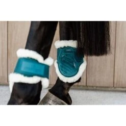Kentucky Horsewear Kentucky Kogelbeschermer Young Horse Velvet Vegan Bont Emerald -Waldhausen || Kentucky Horsewear || Norton Verkoop kentucky 179a3434.e191a3