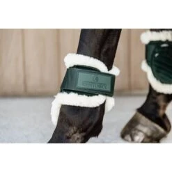 Kentucky Horsewear Kentucky Kogelbeschermer Young Horse Velvet Vegan Bont Donker Groen -Waldhausen || Kentucky Horsewear || Norton Verkoop kentucky 179a3619.b75970