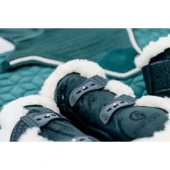 Kentucky Horsewear Kentucky Kogelbeschermer Young Horse Velvet Vegan Bont Donker Groen -Waldhausen || Kentucky Horsewear || Norton Verkoop kentucky 179a4933.33daf0 1