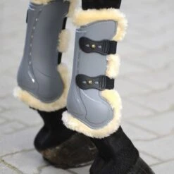 Kavalkade Peesbeschermers Compete 'n Wool Grijs